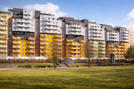 Die Musterhochhausrichtlinie fordert gemäß Nr. 6.4 für Hochhäuser eine Brandmeldeanlage sowie Alarmierungs- und Lautsprecheranlagen; für bestimmte Fälle gelten Ausnahmen